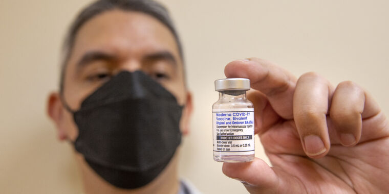Vaccins COVID: la FDA retire les injections monovalentes et offre des rappels de printemps à certains