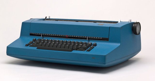 Un IBM Selectric II de 1971 en azul.