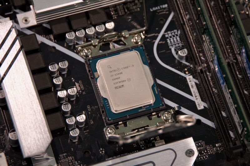 Ein Intel Core i5-13400-Prozessor in einem schwarzen Computer-Motherboard.