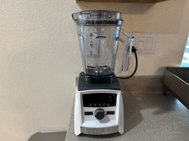 Vitamin Ascent blender can be used with a food processor attachment as well.