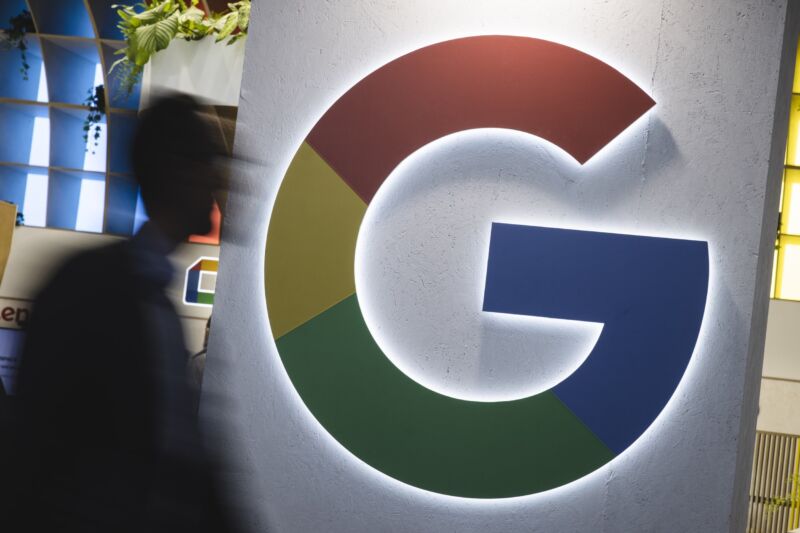 Een groot Google-logo in de vorm van een letter 