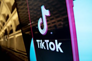 Một quảng cáo lớn của TikTok tại ga tàu điện ngầm
