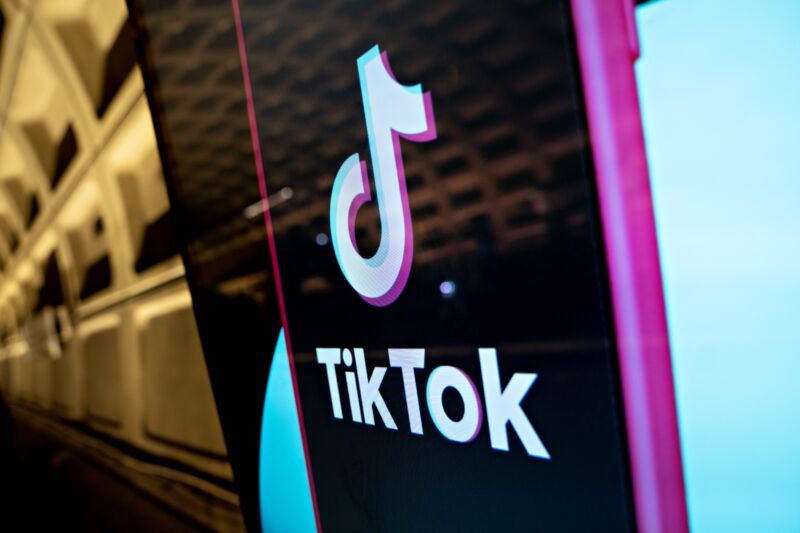 Un gran anuncio de TikTok en una estación de metro.