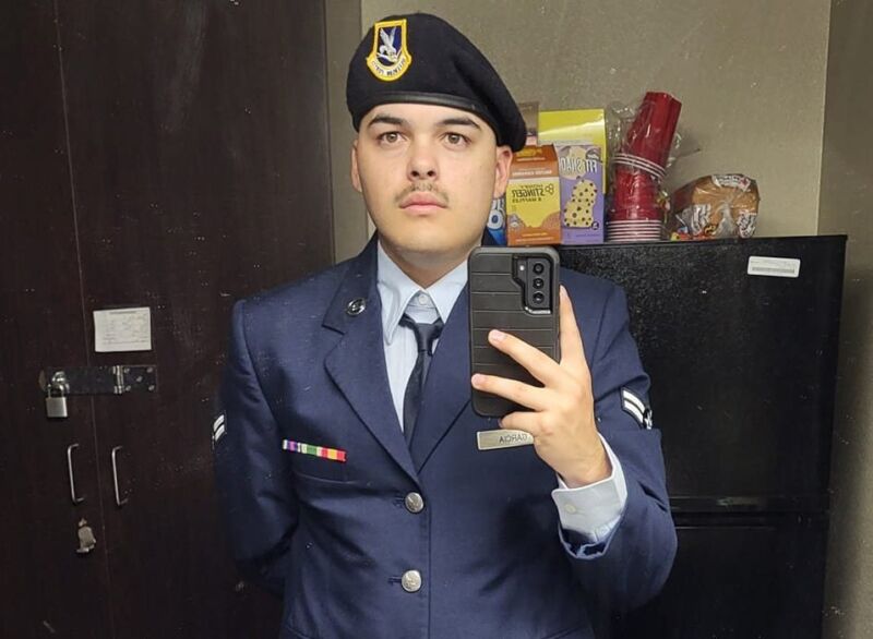 Selfie foto de un joven con uniforme militar.
