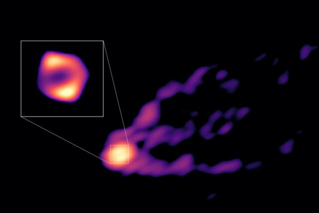 Deze afbeelding toont voor het eerst de uitstroom en schaduw van het zwarte gat in het centrum van het M87-stelsel samen. 