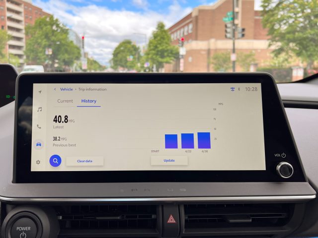 Toyota Prius infotainment screen showing a graph of fuel consumtion. This week it managed 40 mpg