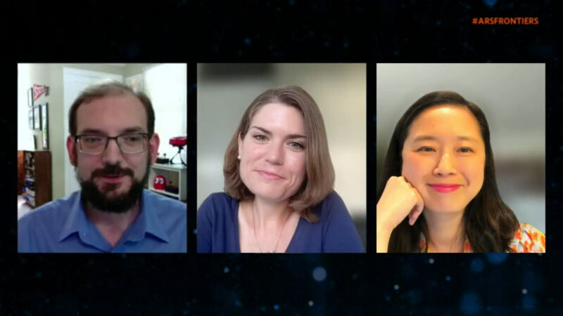 Benj Edwards (L) moderierte ein Panel mit Paige Bailey (C) und Haiyan Zhang (R) für die Ars Frontiers 2023-Sitzung mit dem Titel 