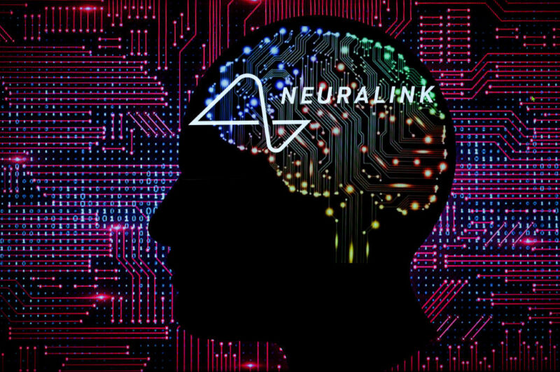 Desenho de um cérebro feito de eletrônicos, com o logotipo da empresa neuralink sobreposto