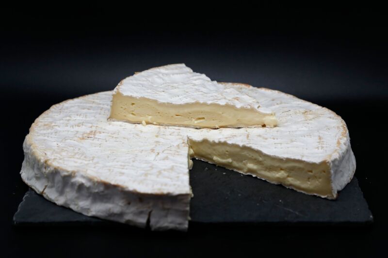 Echter Brie-Käse in Paris. 