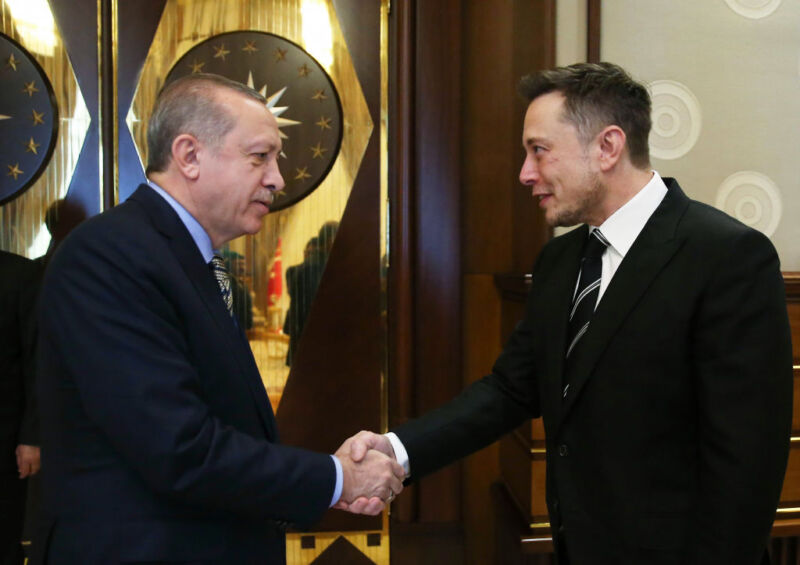 Turkish President Recep Tayyip Erdogan (L) shakes hands with Elon Musk during a meeting in Ankara on November 8, 2017.