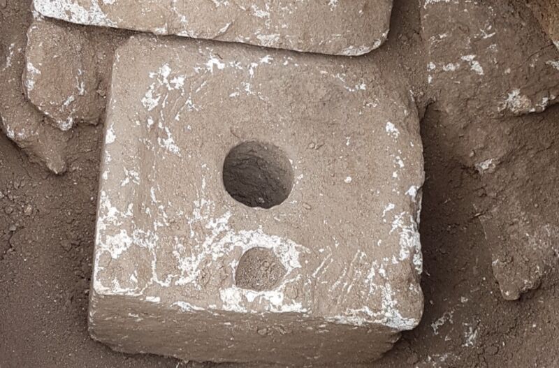Siège de toilette provenant du domaine d'Armon ha-Natziv, vers le milieu du VIIe siècle avant notre ère.