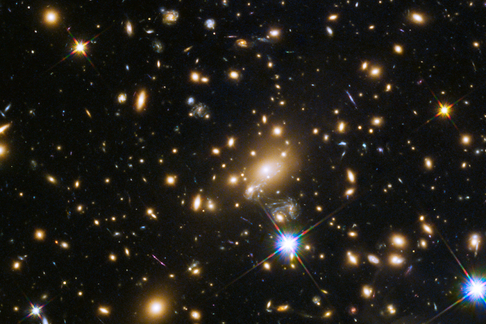 La lente gravitazionale ci fornisce una terza stima dell’espansione dell’universo: Ars Technica