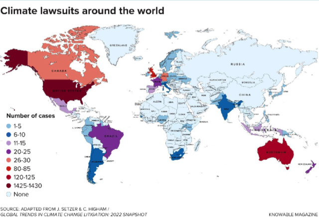 Este mapa muestra las cifras acumuladas (hasta el 31 de mayo de 2022) de los casos climáticos presentados ante los tribunales nacionales.  Con mucho, la mayoría se han presentado en los Estados Unidos, quizás porque la mayoría de los casos en los Estados Unidos han sido contra proyectos de infraestructura individuales, no contra políticas gubernamentales generales.