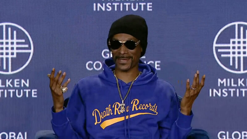 Snoop Dogg hablando sobre IA en la Conferencia Global del Instituto Milken 2023 el 3 de mayo de 2023.