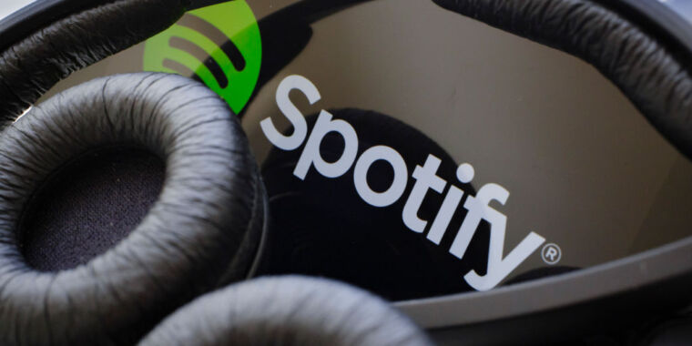 Spotify expulsa miles de canciones creadas por IA en una purga de transmisiones falsas