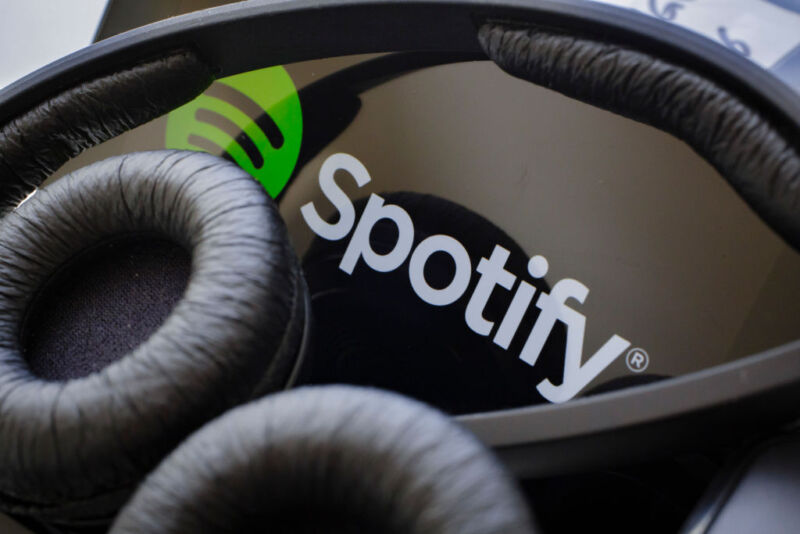 Spotify en un teléfono con auriculares