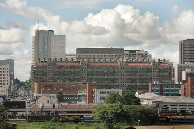 El diseño de enfriamiento pasivo del Centro Eastgate en Zimbabue, con sus distintivas chimeneas, se inspiró en los montículos de termitas.