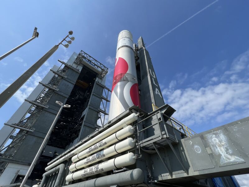 ULA's Vulcan-raket rolt op het lanceerplatform om te testen.