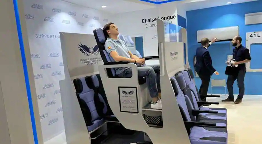 Na edição de 2022, o designer Alejandro Núñez Vicente relaxa em sua poltrona econômica Chaise Longue.