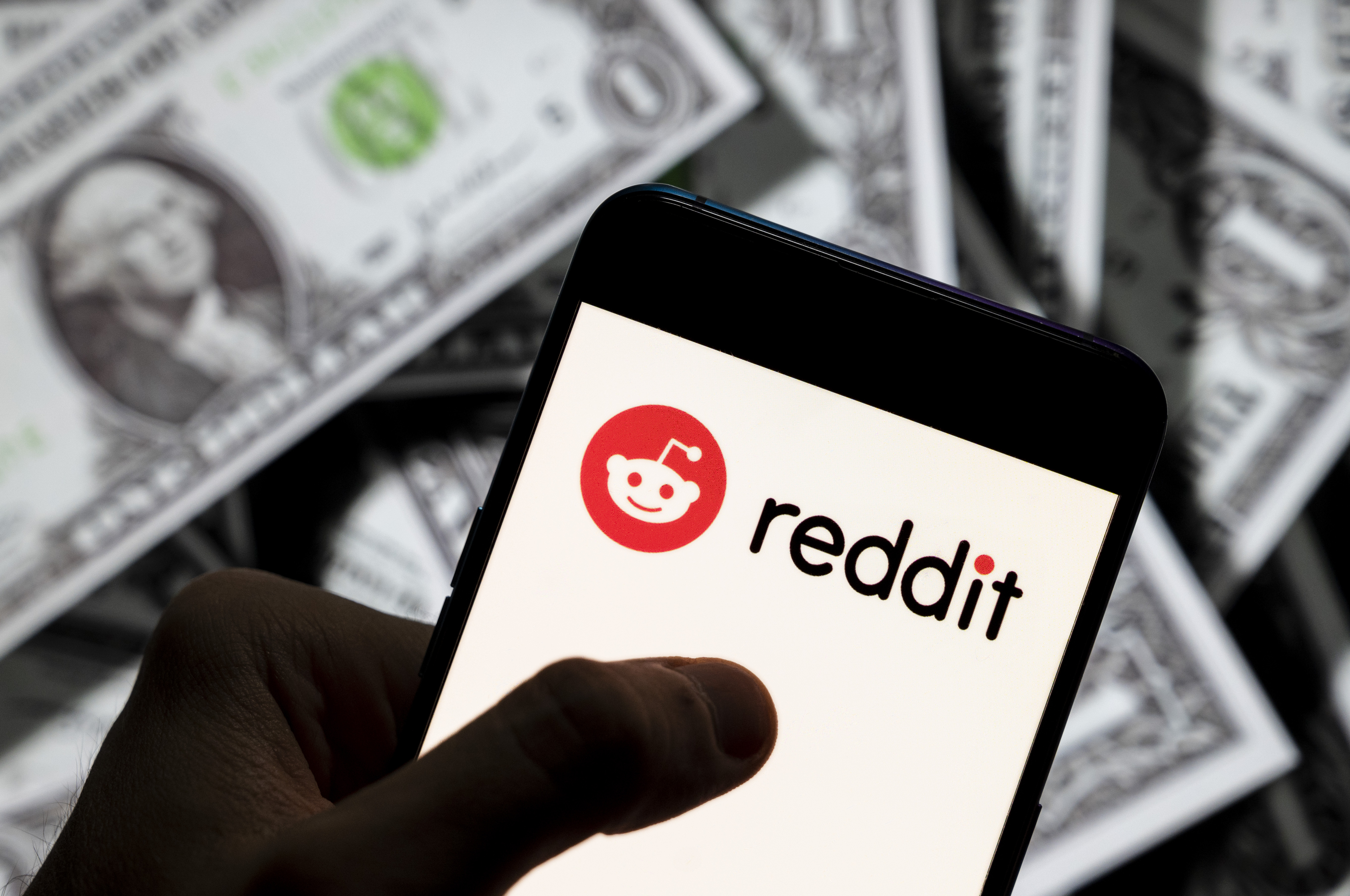 На фоне противоречивых изменений Reddit становится все более популярным и прибыльным