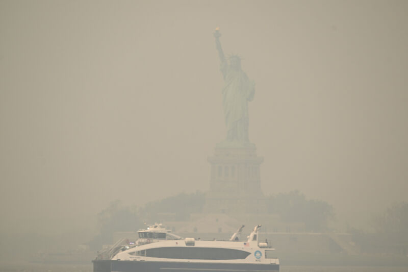 New York's air quality reaches “hazardous” level, by far the worst 