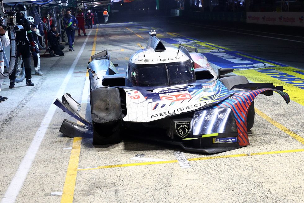 Os danos causados ​​pelo acidente tiraram o Peugeot # 94 da disputa pela vitória, mas ainda assim terminou a corrida.
