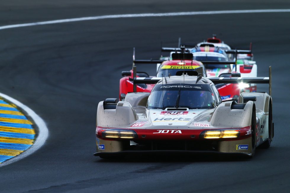 O novo 963 da Porsche se saiu melhor nas mãos da equipe Jota, que parecia que poderia lutar pela vitória desde o início.  Um acidente acabou com isso, no entanto.