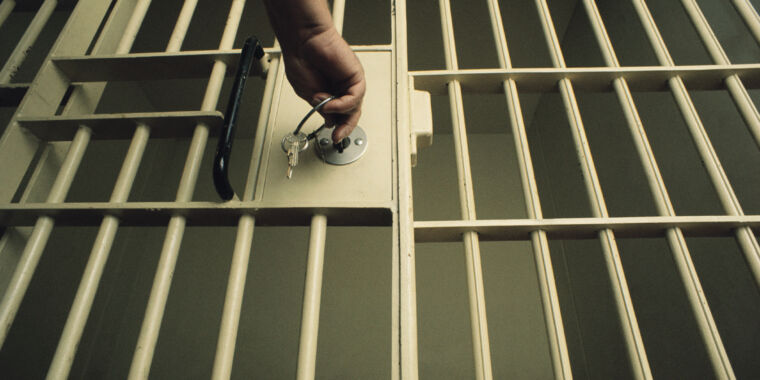 Тюрьмы запретили свидания в рамках «услуги за услугу» с тюремными телефонными компаниями, говорится в иске
