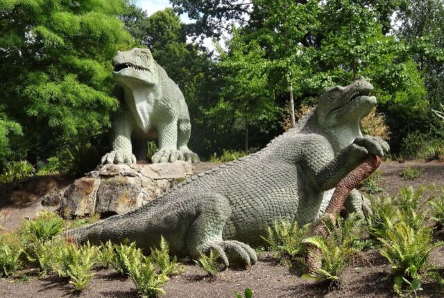 Sculptures d'Iguanodon dans le parc du Crystal Palace à Londres en 2014.