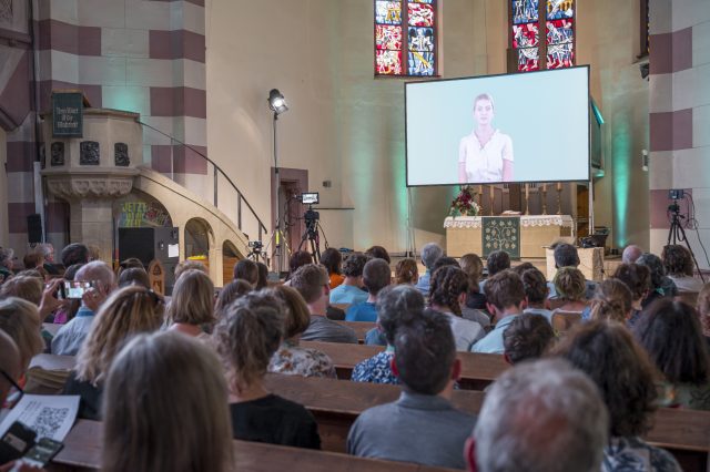 Visiteurs et participants lors du service de culte alimenté par l'IA à Fürth, en Allemagne, le 9 juin 2023.