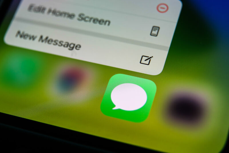 El ícono de la aplicación Mensajes que se muestra en la pantalla de un iPhone.