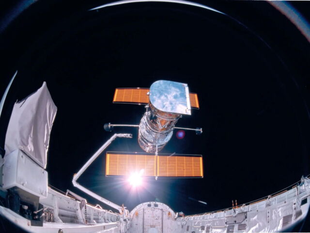 Хабла је објавио спејс шатл Дискавери 1990. године.
