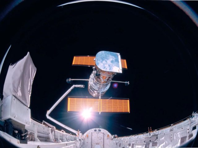 Hubble è stato pubblicato dalla navetta spaziale Discovery nel 1990.