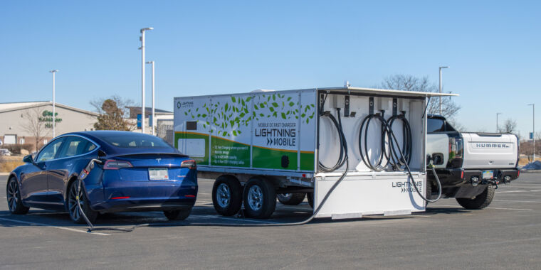 Une remorque de recharge mobile pour véhicules électriques commencera les essais à l’aéroport de Dallas