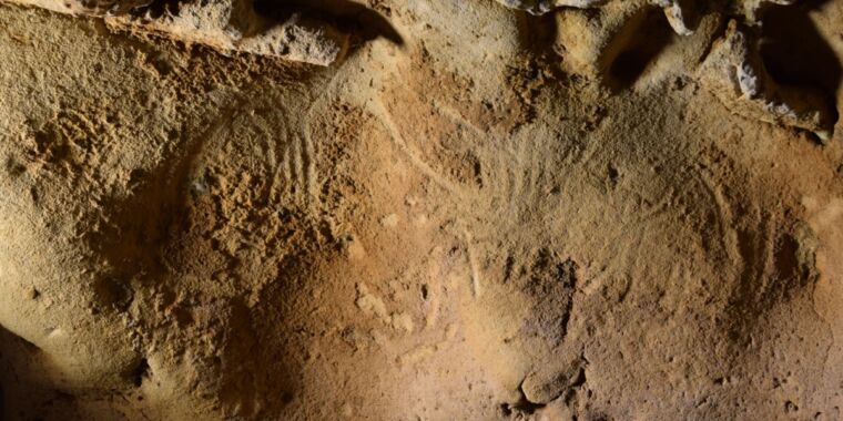Ces marques sur un mur de grotte pourraient-elles être les plus anciennes peintures au doigt de Néandertal ?