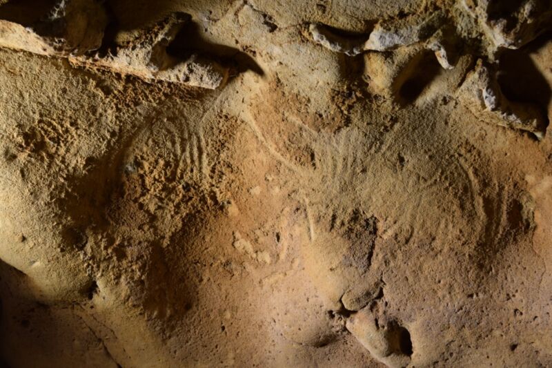 Ar šie urvo sienų ženklai gali būti seniausi neandertaliečių „piešiniai pirštais“?  – Ars Technica