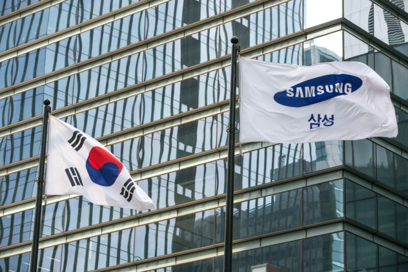 Un drapeau sud-coréen, à gauche, et le drapeau de Samsung Electronics Co. flottent devant le siège de l'entreprise à Séoul, en Corée du Sud. 