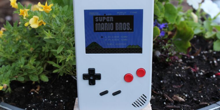Un amateur broie les puces originales à la main pour créer une NES de la taille d’une Game Boy