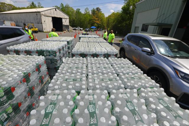 Wayland, Massachusetts, una de las ciudades que demandó a 3M, distribuyó agua embotellada a los residentes en mayo de 2021 luego de que se detectaran niveles elevados de PFAS en sus fuentes públicas de agua.