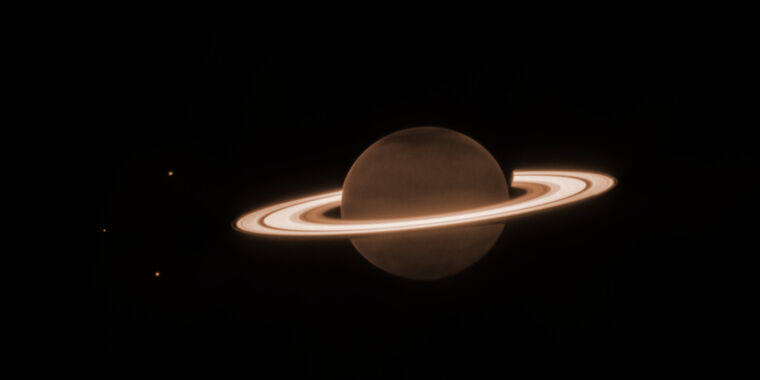 Los anillos de Saturno se roban el protagonismo en una nueva imagen del Telescopio Webb