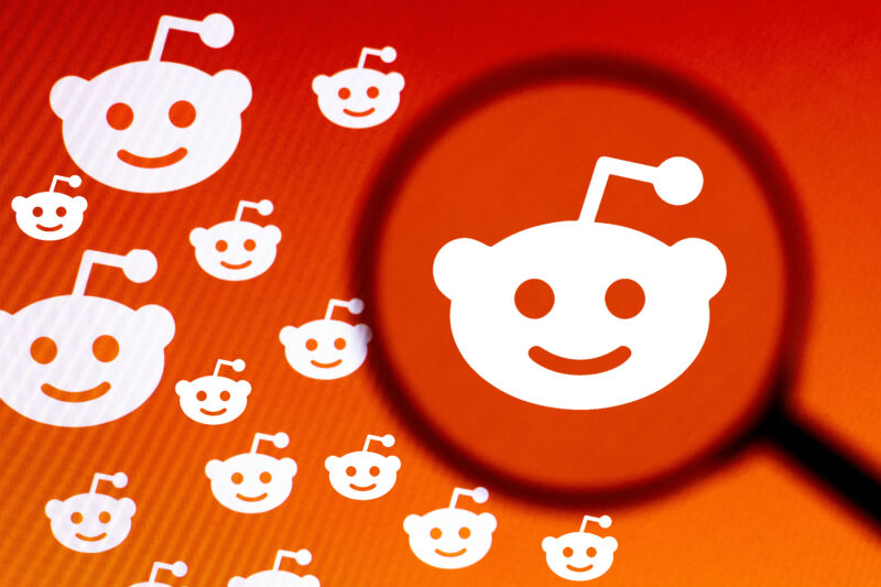 Dalam ilustrasi foto ini logo Reddit terlihat ditampilkan di