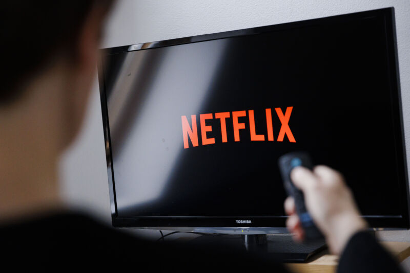 Logo của dịch vụ streaming Netflix có thể được thấy trên một chiếc tivi