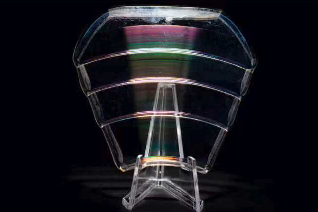 Một thấu kính phản xạ bẻ cong ánh sáng bằng cách sử dụng các mẫu và hoa văn trên bề mặt của nó.