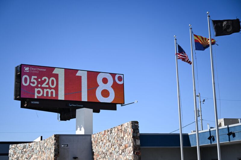 Billboard showing a 118° reading in Phoenix