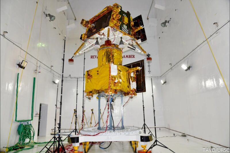 Nava spațială lunară Chandrayaan-3 din India este supusă unor teste acustice.  Modulul de propulsie poate fi văzut în partea de jos.