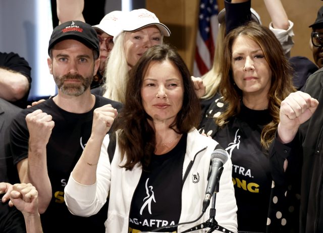 (LR) Ben Whitehair, Frances Fisher, el presidente de SAG, Fran Drescher, Joely Fisher y los miembros de SAG-AFTRA son vistos mientras la Junta Nacional de SAG-AFTRA celebra una conferencia de prensa para votar sobre la recomendación de convocar una huelga con respecto al contrato de TV/Teatro en SAG-AFTRA el 13 de julio de 2023.