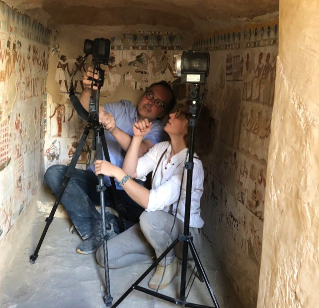 Philippe Walter y Catherine Defeyt tomando medidas en el Noble Valley en Luxor (Egipto) utilizando la máquina cartográfica XRF portátil.