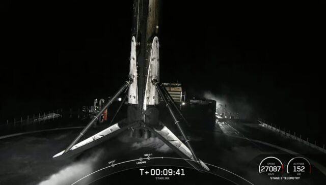 El cohete de alto vuelo de SpaceX se sienta a bordo de un dron en el Océano Atlántico después de su decimosexto lanzamiento y aterrizaje.
