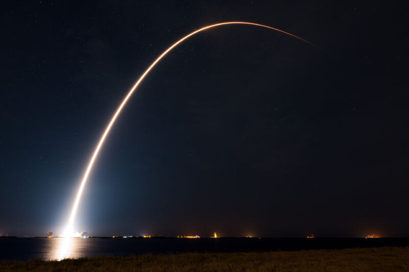 SpaceX pagarina savu atkārtoti lietojamo Falcon 9 pastiprinātāju — Ars Technica — kalpošanas laiku