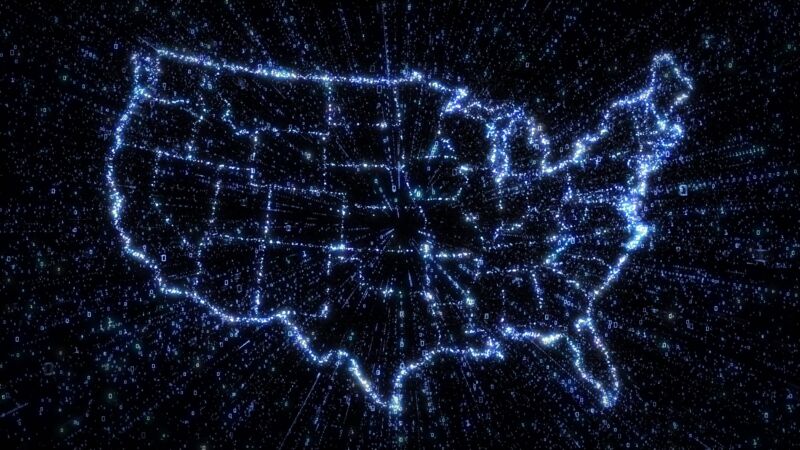 Un mapa de los Estados Unidos ilustrado con secuencias de unos y ceros para representar datos binarios y transmisiones de Internet